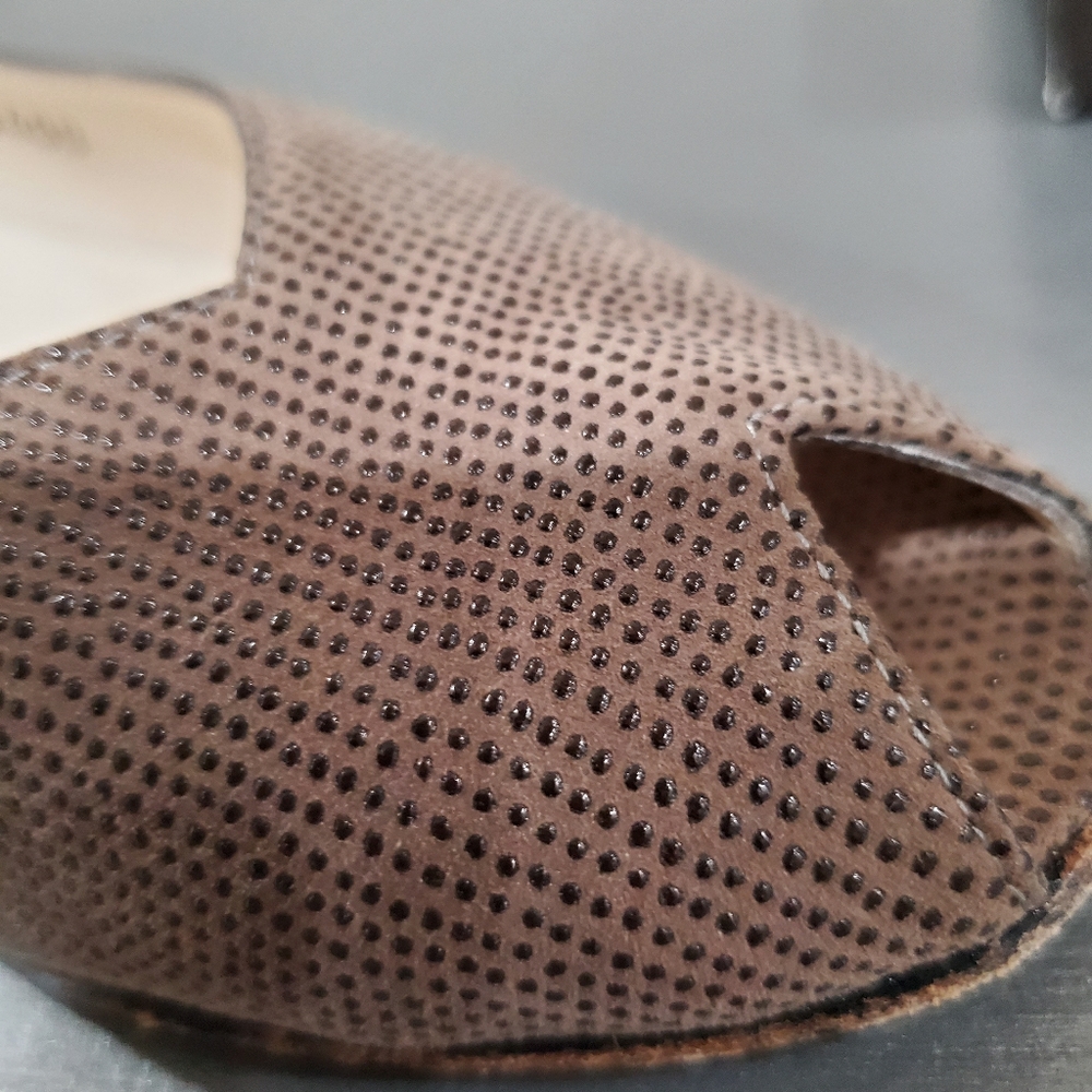 Bruno Magli Open toe, flats Brown/Taupe Parma Sasso 6.5 B